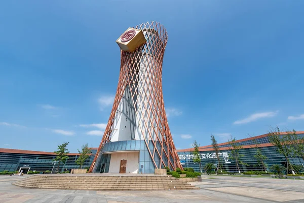Torre contra el cielo azul en el centro de exposiciones en Chengdu, China — Foto de Stock
