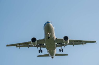 Air China Airbus A319 gökyüzüne karşı ticari uçak