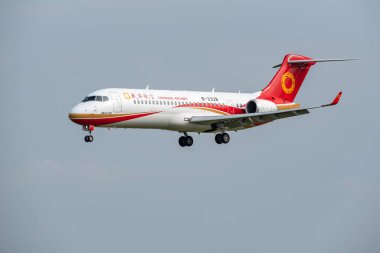 Chengdu havayolları Comac Arj21-700 gökyüzüne karşı ticari uçak
