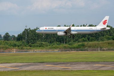 Air China Airbus A321 ticari uçak Chengdu iniş
