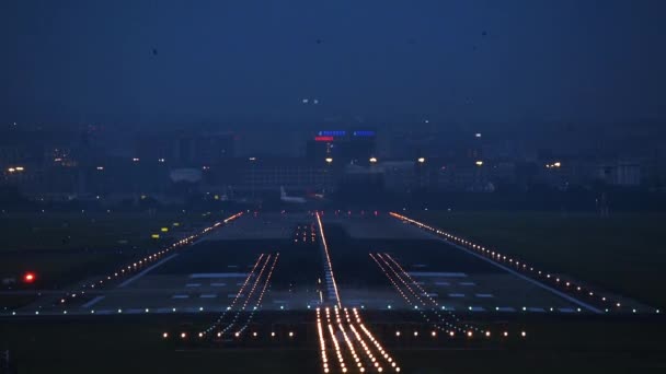 Verkehrsflugzeug landet nachts auf dem Flughafen von Chengdu. — Stockvideo