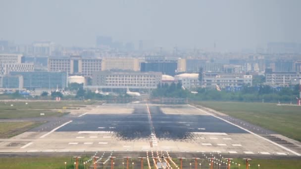 Chengdu Uluslararası Havaalanı'na ticari uçak iniş — Stok video