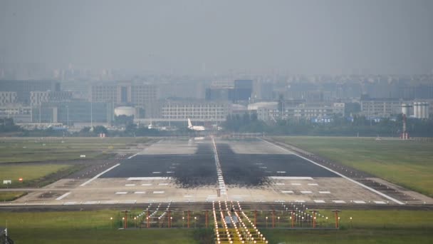 Avião comercial aterrissando no Aeroporto Internacional de Chengdu — Vídeo de Stock