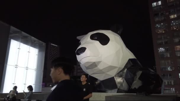 Panda escultura iluminada à noite em Chengdu China — Vídeo de Stock