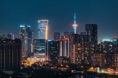 Chengdu şehir merkezi silueti havadan gece görünümü