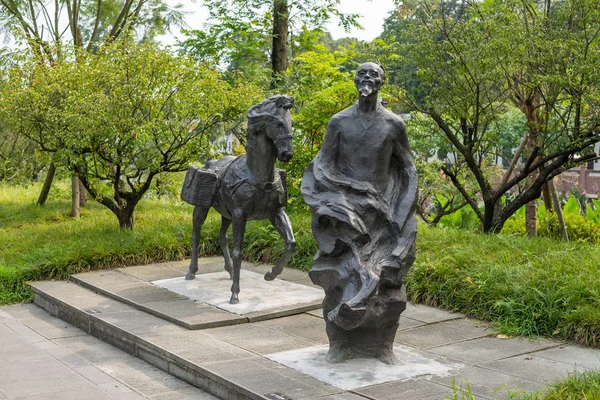 Poeta chino de Dufu y estatuas de caballos en el parque público HuanHuaXi — Foto de Stock