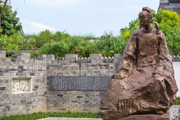 Dufu kinesisk poet staty i Huanhuaxi Public Park — Stockfoto