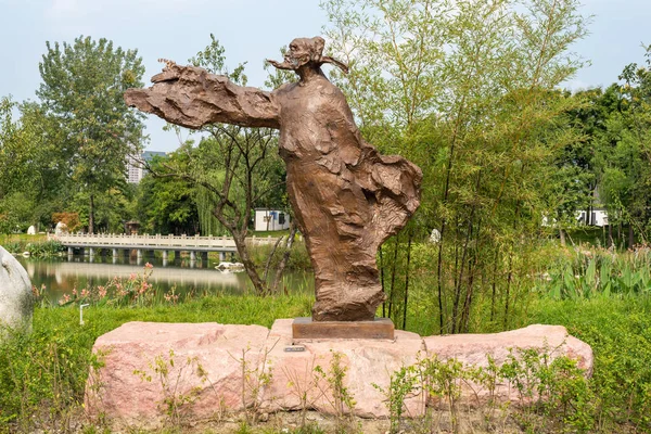 Estátua do poeta chinês Dufu no parque público HuanHuaXi — Fotografia de Stock