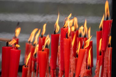 Taocu tapınağında yanan kırmızı mumlar