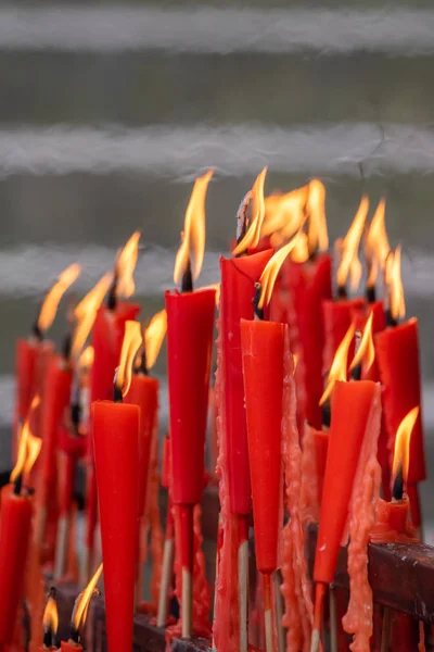 Rode kaarsen branden in een taoïstische tempel — Stockfoto