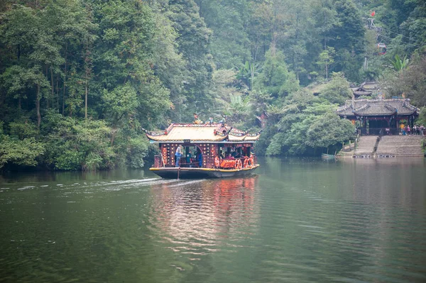 Barco de transporte de turistas chinos en un lago —  Fotos de Stock