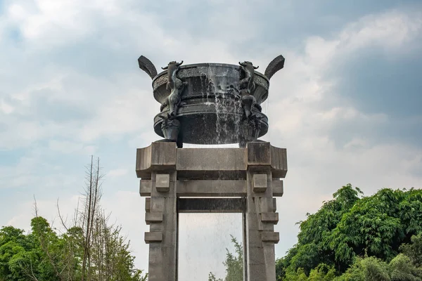 Fontän med en kinesisk quadripod i Huanhuaxi Park — Stockfoto