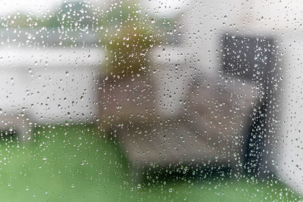 Goccioline d'acqua su una finestra — Foto Stock