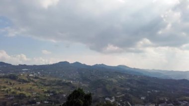 Chengdu yakınlarındaki Longquanyi Dağı zaman dilimi.