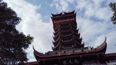 Gökyüzü zaman ayarına karşı Jiutian kulesi