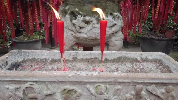 Κόκκινα κεριά που καίγονται σε έναν ταοϊστικό ναό — Αρχείο Βίντεο