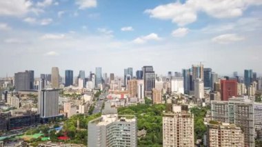 Chengdu ufuk çizgisi hareket eden bulutlarla hava görüntüsü zaman ayarlı