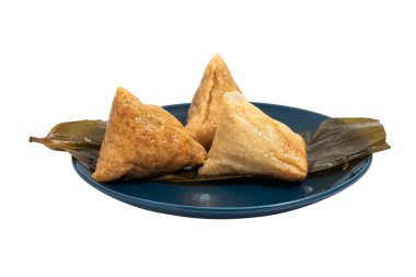 Üç tane Zhongzi açıldı. Geleneksel Çin pilav tabağı ve bambu yaprakları.