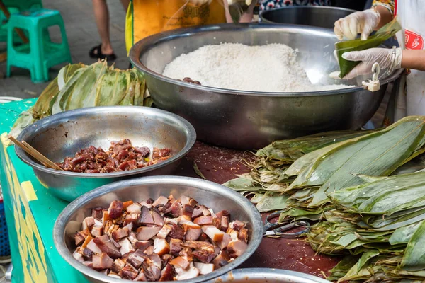 Pessoas que preparam ZhongZi - prato de arroz chinês tradicional em folhas de bambu — Fotografia de Stock