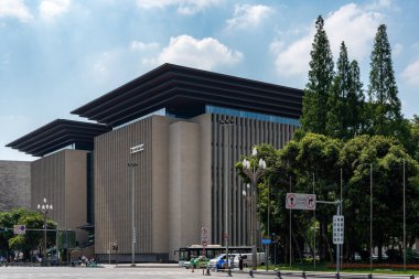 Güneşli bir günde Chengdu şehrinin merkezindeki Tianfu Meydanı yakınlarında Sichuan kütüphanesi binası.