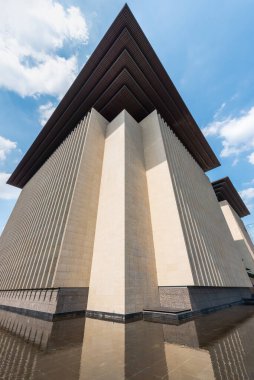 Mavi gökyüzüne karşı Sichuan kütüphanesi cephesi