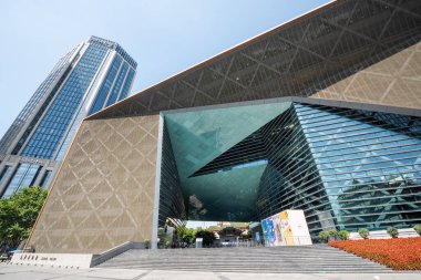 Chengdu müzesi mavi gökyüzüne karşı kabarık yüzlü.