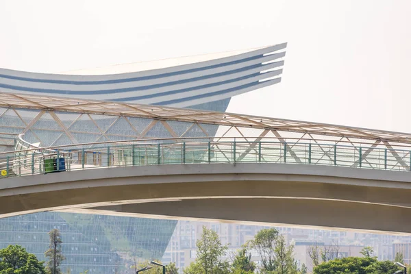 Puente de Wuchazi sobre el río FuHe contra el edificio del Centro Global — Foto de Stock