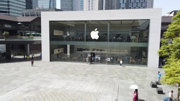 Edificio de la tienda Apple en la zona comercial de Taikooli en un día soleado en Chengdu — Vídeo de stock