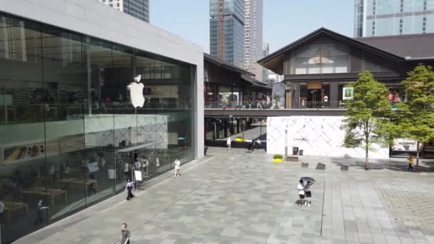 Edificio de la tienda Apple en la zona comercial de Taikooli en un día soleado en Chengdu — Vídeo de stock