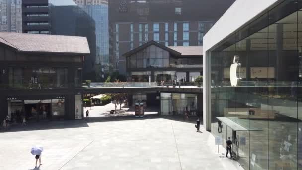 Chengdu 'da güneşli bir günde Taikooli ticari bölgesinde Apple mağazası binası — Stok video