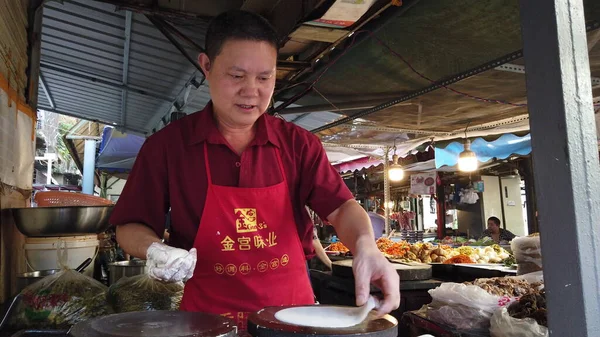 Čínský kuchař vaření čínské nems - chun juan - na pouličním trhu v Čcheng-tu — Stock fotografie