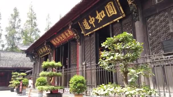 Mensen branden wierook en bidden in Wenshu tempel Chengu — Stockvideo