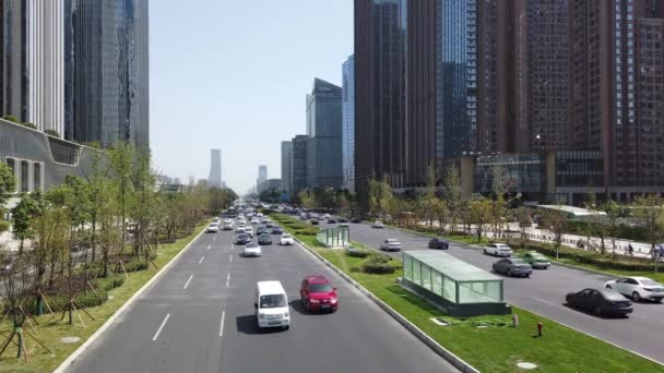 Tráfego de automóveis na avenida Tianfu, no distrito sul de Chengdu — Vídeo de Stock
