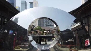 Taikooli ticaret alanı ve gökdelenler Chengdu 'da güneşli bir günde