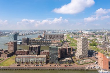 Delfshaven bölgesindeki modern binalar ve Rotterdam 'daki yeni Meuse Nehri ufuk çizgisi hava manzarası