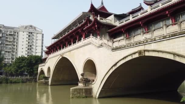 Chengdu Anshun y el río JinJiang en un día soleado — Vídeo de stock