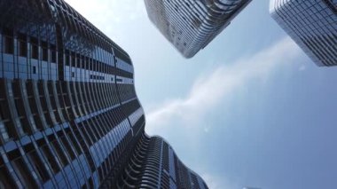 Mavi gökyüzüne karşı modern cam gökdelenler