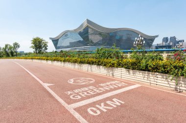 Chengdu Tianfu Greenway pisti Km 0 'da, arka planda New Century Global Center var.