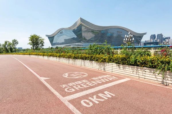 Vía Verde de Chengdu Tianfu en el km 0 con el New Century Global Center en el fondo — Foto de Stock
