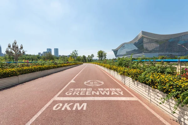 Vía Verde de Chengdu Tianfu en el km 0 con el New Century Global Center en el fondo — Foto de Stock