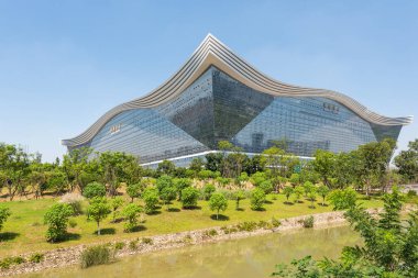 Güneşli bir günde açık mavi gökyüzü ile Guixi parkından New Century Global Center manzaralı