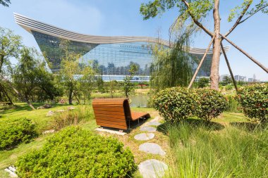 Güneşli bir günde açık mavi gökyüzü ile Guixi parkından New Century Global Center manzaralı