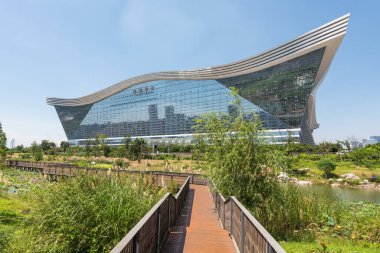 Güneşli bir günde açık mavi gökyüzü ile Guixi parkından New Century Global Center manzaralı