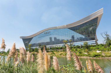 Güneşli bir günde açık mavi gökyüzü ile Guixi parkından New Century Global Center manzaralı