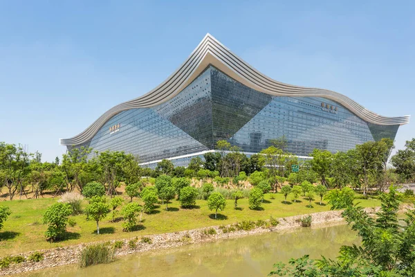Güneşli bir günde açık mavi gökyüzü ile Guixi parkından New Century Global Center manzaralı