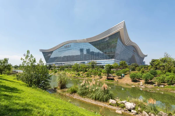 Güneşli bir günde açık mavi gökyüzü ile Guixi parkından New Century Global Center manzaralı