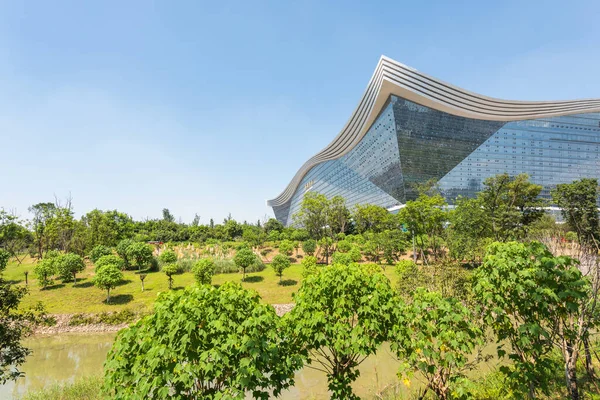 Güneşli bir günde açık mavi gökyüzü ile Guixi parkından New Century Global Center manzaralı