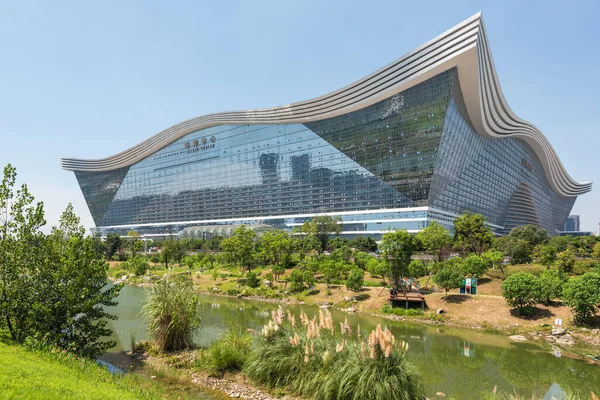 Güneşli bir günde açık mavi gökyüzü ile Guixi parkından New Century Global Center manzaralı