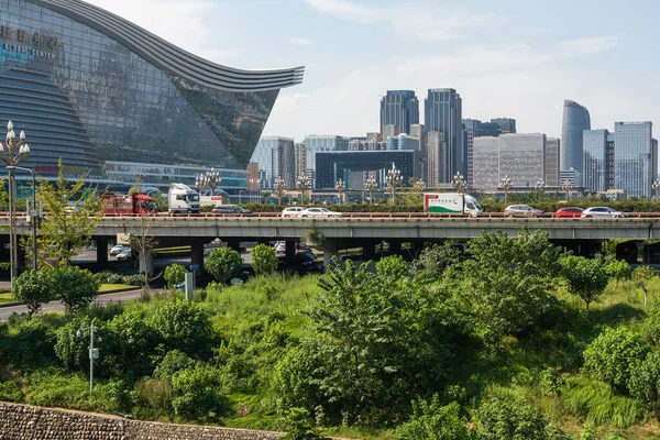 Blick auf das Gebäude des New Century Global Center vom Guixi-Park mit Autoverkehr an einem sonnigen Tag mit klarem blauen Himmel — Stockfoto