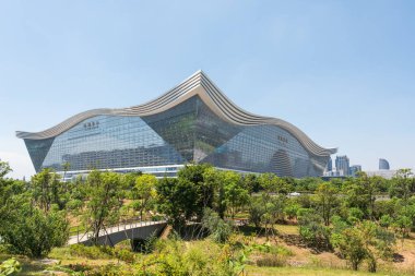 Güneşli bir günde açık mavi gökyüzü ile Guixi parkından New Century Global Center manzaralı